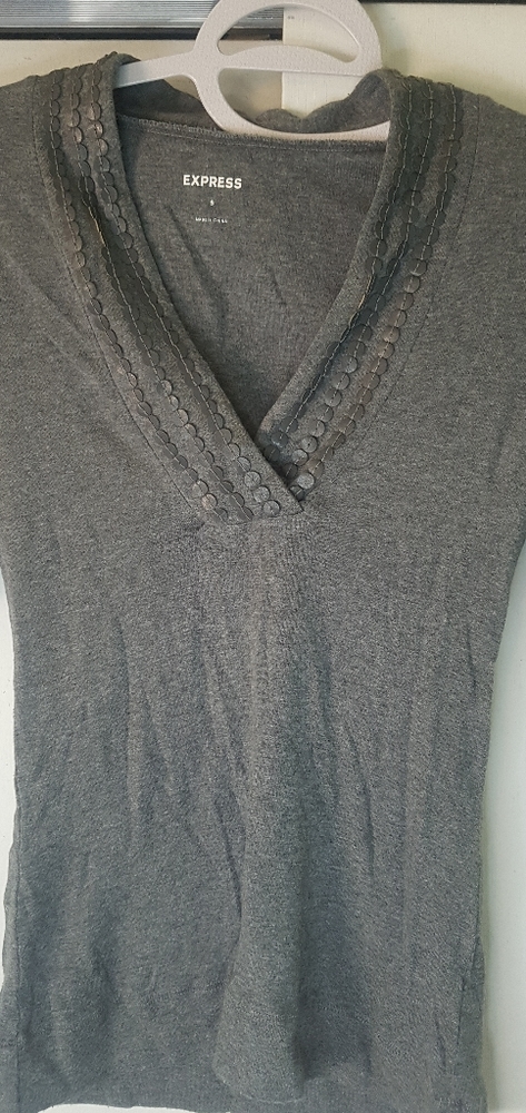 3/4 sleeve gray top.